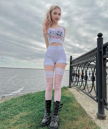 Мои услуги - это настоящий праздник для тебя: массаж, стриптиз, оральный и классический секс - и это только начало! У меня есть много тайных талантов, которые я готова показать только тебе. ✨ Дискретность и комфорт - мои главные принципы. Я живу в самом сердце Москвы, где нас предамет роскошных отелей и уютных апартаментов. Мои фото настоящие, и ты можешь увидеть, насколько я прекрасна. Мои клиенты всегда остаются довольными и возвращаются ко мне снова и снова. Не упусти шанс познакомиться со мной и испытать невероятное наслаждение! 🌹💋 10255, 18 лет