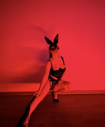 Молодая, нежная и страстная. Готова исполнить твои желания и подарить море удовольствия. Приглашаю в гости на незабываемую встречу. 14461, 27 лет